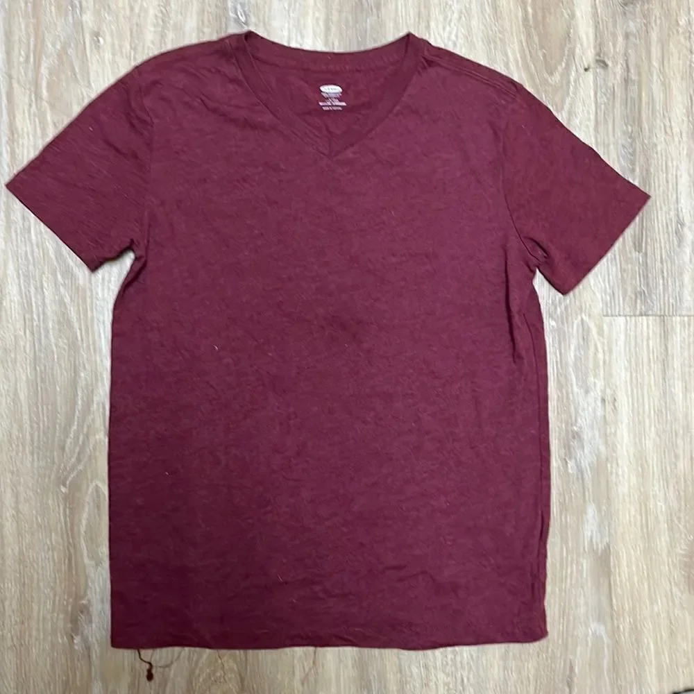 OLD Navy Maroon Youth V-Neck Short Sleeved Tee Shirt. Size Large